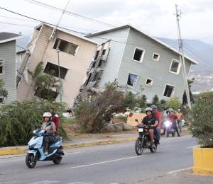 Vista de varios edificios dañados por los terremotos en la localidad de Catia La Mar, en el estado costero de La Guaira (Venezuela) este jueves.