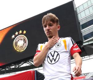 Lennart Karl, jugador de Alemania llegando a una sesión de entrenamiento.
