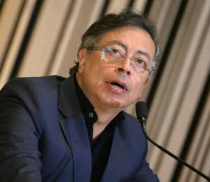 Gustavo Petro ordena regreso inmediato de su embajadora en Ecuador y lanza acusaciones contra Noboa