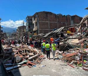 Rescatistas buscan sobrevivientes en un edificio colapsado tras un terremoto en Pereira, Colombia, el 10 de agosto de 2026.