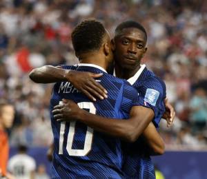 Kylian Mbappé y Ousmane Dembelé, compañeros en la selección de Francia.