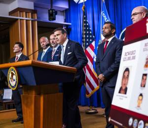 El fiscal general interino de EE. UU., Todd Blanche (centro-izquierda), y el director del FBI, Kash Patel (centro-derecha), hablan con los periodistas sobre las acciones de las autoridades contra el Cártel Jalisco Nueva Generación.