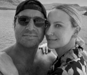 Fotografía que muestra a Sensi-Contugi junto a su esposa, Stephany Hollihan. Ambos fallecieron en un accidente aéreo este miércoles.