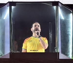 Abelardo de la Espriella habla con sus simpatizantes detrás de un vidrio blindado tras conocerse los resultados preliminares.