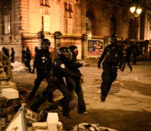 Agentes de policía empujan a un manifestante en la plaza de la Comédie durante una protesta contra el «alto costo de la vida» en Lyon, en el sureste de Francia, el 17 de octubre de 2026.