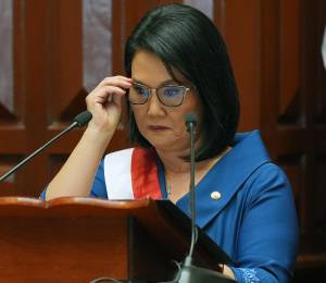 La presidenta de Perú, Keiko Fujimori, habla tras prestar juramento al cargo en Lima, el 28 de julio de 2026.
