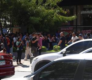 Ciudadanos se reúnen en un punto luego de evacuar varios edificios tras el terremoto en Panamá.