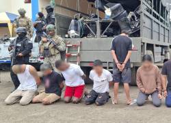 Fotografía que muestra a los siete aprehendidos por el operativo realizado en Puerto López.