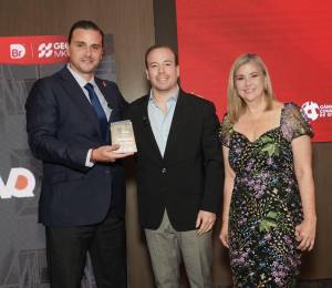 Andrés Achi, fundador y gerente general de BR Magazine; Stefano Ferretti, CEO de Ambiensa; y Rhonda Cevallos, vicepresidenta ejecutiva de Ambiensa.