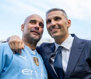 Pep Guardiola junto al presidente del Manchester CIty, Khaldoon Al Mubarak.