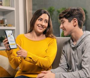 Usuaria enseña uso de app financiera