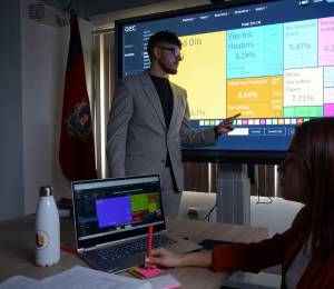 Alumnos de UIDE realizan una presentación académica.