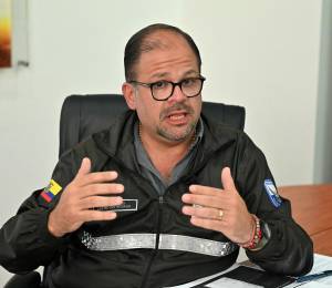 El ministro del Interior de Ecuador, John Reimberg, habla durante una entrevista con la AFP en Guayaquil, Ecuador, el 28 de abril de 2026.