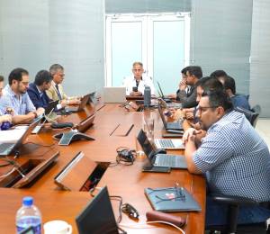 Fotografía que muestra una reunión sostenida por el ministro de Ambiente y Energía (C), Juan Carlos Blum, y representantes del sector empresarial e industrial.