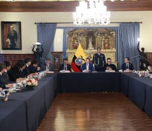 Fotografía que muestra el encuentro diplomático. En el centro aparece el mandatario de Ecuador, Daniel Noboa.