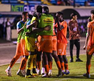 Jugadores de Libertad celebran gol marcado a Mushuc Runa por la séptima fecha del fútbol ecuatoriano.