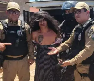 El sospechoso vestía ropa de mujer y usaba una larga peluca negra.