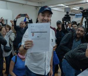 El alcalde de Quito, Pabel Muñoz, inscribiendo su candidatura en una delegación del CNE, la tarde de este jueves.