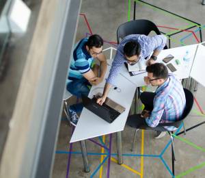 Imagen de referencia de un equipo de trabajadores reunidos.