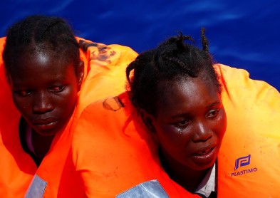Rostros de migrantes rescatados en el Mar Mediterráneo