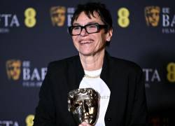 La directora creativa de Picturehouse Cinemas, Clare Binns, con su premio BAFTA por su aporte al ate.