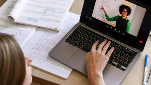 Senescyt abre convocatoria de becas para maestrías en línea con la ...