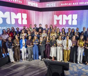 Empresarios premiados en un evento de la Revista América Economía