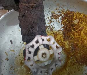 Fotografía que muestra suciedad en una de las máquinas utilizadas en la planta de snacks.