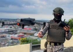 Miembro de las Fuerzas Armadas, volando uno de los drones en una misión.