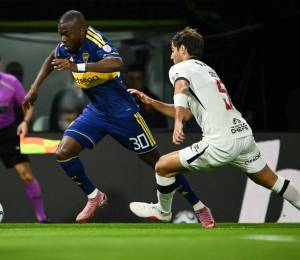 Enner Valencia y Santiago Sosa luchan por el balón durante la ida de las semifinales de la Copa Sudamericana entre Boca Juniors y Vasco da Gama.