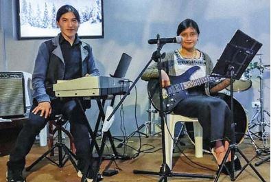 $!Ñusta con Joselito, uno de sus nueve hermanos, amante del “Runa Style”. Foto: Revista Vistazo