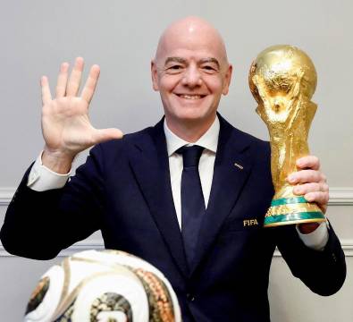 Gianni Infantino junto a la Copa del Mundo y balón de la final del Mundial 2026.