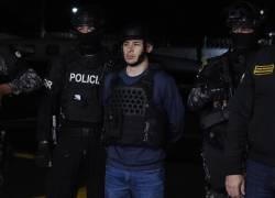 Fotografía que muestra a un contingente de policías custodiando a alias Lobo menor, en el Aeroespacial de Guayaquil.