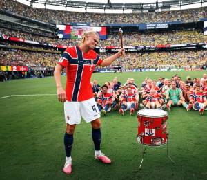 Erling Haaland celebrando con su equipo tras la clasificación a cuartos de final de Mundial 2026.