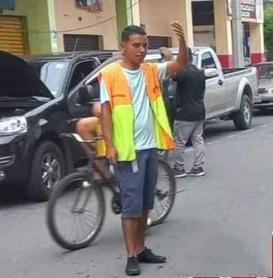 $!Con el chaleco que lo certificaba como cuidador y ganas de seguir adelante, Kevin trabajaba arduamente mientras que la mayoría de los chicos de su edad descansaban en casa tras estudiar.