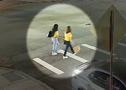 Las mujeres fueron embestidas por un auto que no respetó el semáforo en rojo.