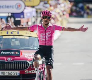 Richard Carapaz celebrando la victoria en la etapa 18 del Tour de Francia 2026.