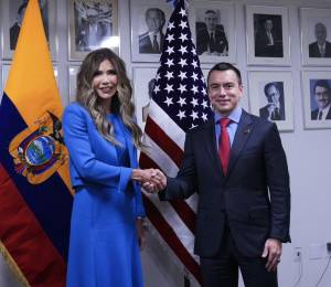 La funcionaria estadounidense, Kristi Noem, junto al presidente Daniel Noboa.