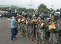 Empresas privadas contribuyen a la labor de militares y policías con donaciones.