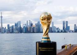 Trofeo al ganador del mundial con el fondo de una de sus sedes, Toronto, Canadá.