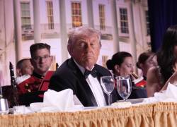 El presidente de Estados Unidos, Donald Trump (C), y la primera dama, Melania Trump (I), participan en la cena de la Asociación de Corresponsales de la Casa Blanca en Washington, DC, EE. UU.