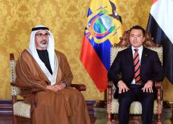 Daniel Noboa (C) entrega la Orden Nacional al Mérito, en el Grado Gran Collar, al príncipe heredero de Abu Dabi, Sheikh Khaled bin Mohamed bin Zayed Al Nahyan.