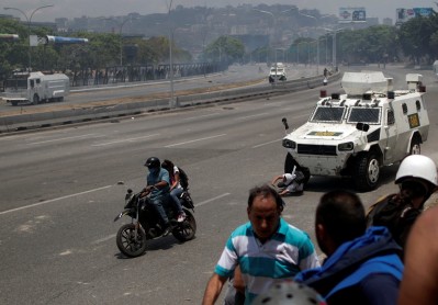 Se encienden las protestas en intento de golpe contra Maduro