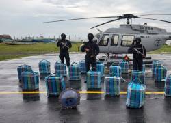 Armada de Ecuador halla media tonelada de droga en lancha que navegaba cerca de Colombia.