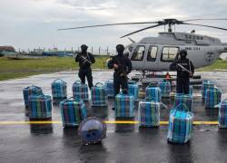 Armada de Ecuador halla media tonelada de droga en lancha que navegaba cerca de Colombia.