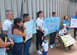 Padres de menores diagnosticados con Atrofia Muscular Espinal (AME), en un plantón.
