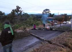 Comunidades Achuar bloquean una vía en Napo.