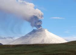 Volcán Cotopaxi emana columna de unos 800 metros de vapor, gas y ceniza