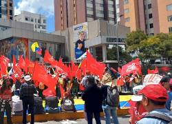 Marcha en las afueras del CNE, el primer día de abril de 2026.