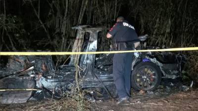 Vehículo Tesla que iba sin conductor se estrelló y dejó 2 muertos Vehículo Tesla que iba sin conductor se estrelló y dejó 2 muertos
